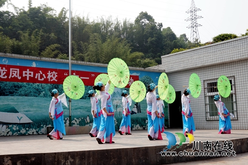 红歌送欢乐 叙永“老玩童”与学生共度儿童节(图5) 红歌送欢乐 叙永“老玩童”与学生共度儿童节(图5)