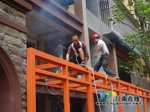 泸州华阳街道重拳出击整治违建(图1)