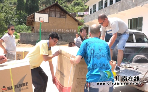 古蔺国土资源局给山村孩子送上“健康水”(图2) 古蔺国土资源局给山村孩子送上“健康水”(图2)