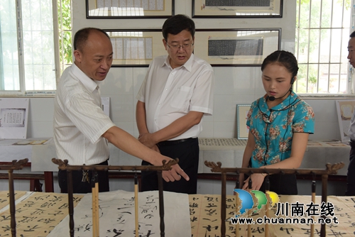 叙永县委书记陈景强带队深入乡镇慰问少年儿童(图3)