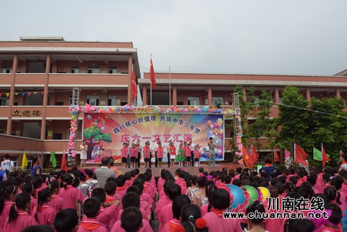 叙永县委书记陈景强带队深入乡镇慰问少年儿童(图2)