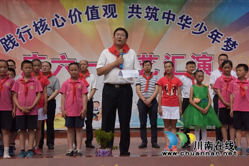 叙永县委书记陈景强带队深入乡镇慰问少年儿童(图1)