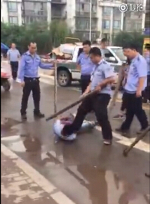 宜宾摊贩持刀对抗城管？官方：涉事城管已停职(图3)