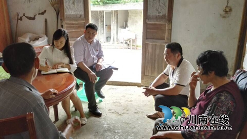 泸县玉蟾街道开展贫困党员入户调查工作(图1) 泸县玉蟾街道开展贫困党员入户调查工作(图1)