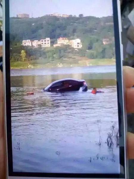 合江一轿车江边洗车不慎倒入江中 1女子溺亡(图2) 合江一轿车江边洗车不慎倒入江中 1女子溺亡(图2)