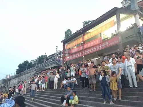 合江一轿车江边洗车不慎倒入江中 1女子溺亡(图5) 合江一轿车江边洗车不慎倒入江中 1女子溺亡(图5)