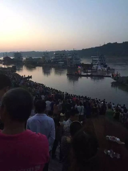 合江一轿车江边洗车不慎倒入江中 1女子溺亡(图6) 合江一轿车江边洗车不慎倒入江中 1女子溺亡(图6)