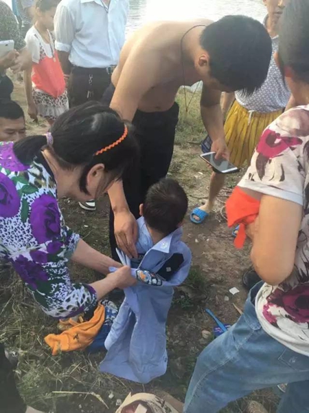 合江一轿车江边洗车不慎倒入江中 1女子溺亡(图10) 合江一轿车江边洗车不慎倒入江中 1女子溺亡(图10)