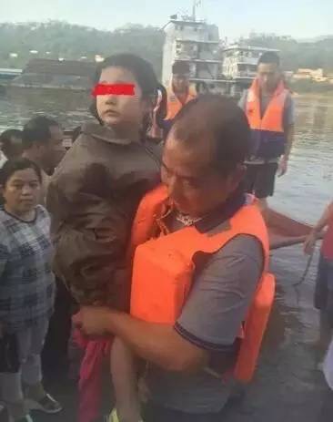 合江一轿车江边洗车不慎倒入江中 1女子溺亡(图9) 合江一轿车江边洗车不慎倒入江中 1女子溺亡(图9)