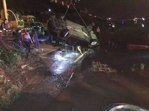 合江一轿车江边洗车不慎倒入江中 1女子溺亡(图14) 合江一轿车江边洗车不慎倒入江中 1女子溺亡(图14)