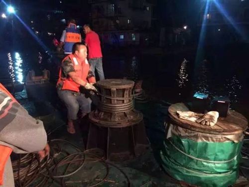 合江一轿车江边洗车不慎倒入江中 1女子溺亡(图13) 合江一轿车江边洗车不慎倒入江中 1女子溺亡(图13)