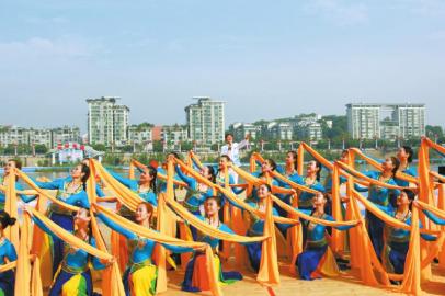 内江：龙舟竞渡大千故里&nbsp;星光闪烁甜城湖畔(图1)