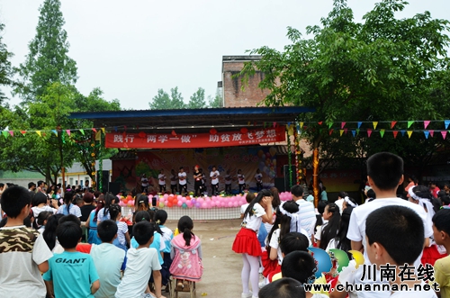 泸县国土局到太伏镇贫困村开展“六·一”庆祝活动(图1)