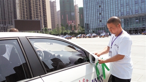 内江：875辆出租车城区免费接送高考考生(图1)