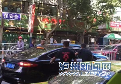 泸州水井沟男子猛砸车窗&nbsp;原是警方抓诈骗嫌犯(图1)