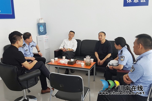 省交警总队车管所验收宜宾县车管业务服务站(图1) 省交警总队车管所验收宜宾县车管业务服务站(图1)
