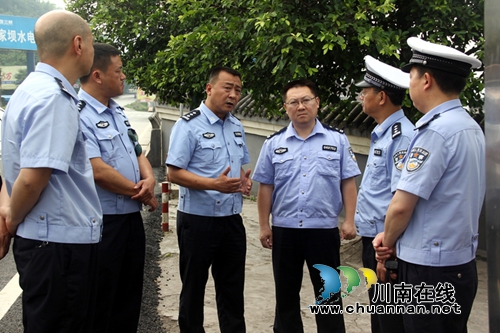 省交警总队第三交叉检查组检查宜宾县道交秩序管理工作(图1)