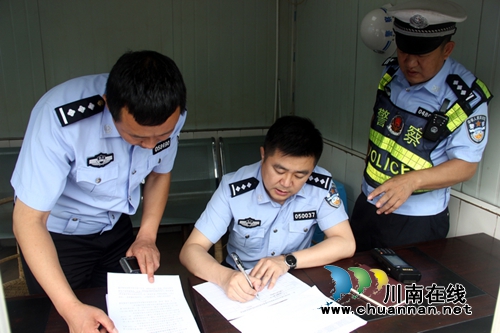 省交警总队第三交叉检查组检查宜宾县道交秩序管理工作(图3)