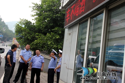 省交警总队第三交叉检查组检查宜宾县道交秩序管理工作(图2)
