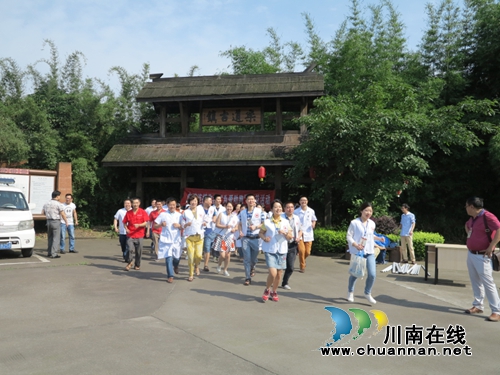 世界献血日 纳溪区白衣天使“为爱助跑”(图1) 世界献血日 纳溪区白衣天使“为爱助跑”(图1)