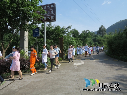 世界献血日 纳溪区白衣天使“为爱助跑”(图2) 世界献血日 纳溪区白衣天使“为爱助跑”(图2)