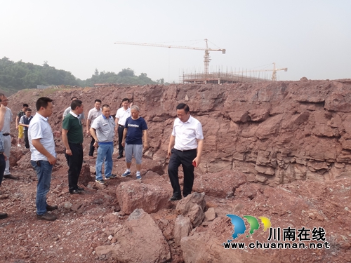泸州长开区管委会主任带队检查防汛安全工作(图1) 泸州长开区管委会主任带队检查防汛安全工作(图1)
