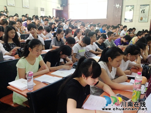“大讲堂”进校园 为泸州大学生打开创业“门”(图6) “大讲堂”进校园 为泸州大学生打开创业“门”(图6)