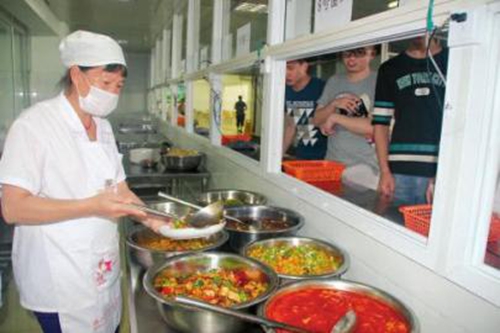 宜宾校园女厨师&nbsp;11年如一日给高考学生炒菜(图2)