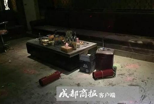 玩笑开大了！泸州两夫妻“开战”用灭火器对喷(图1)