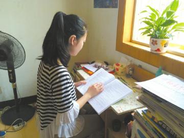 吹半年蜡烛学一个声母&nbsp;内江失聪女孩免考听力(图1)