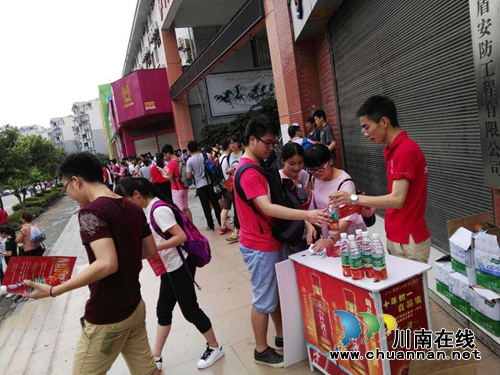 高考首日 潭酒人为泸州广大考生设点送水(图10) 高考首日 潭酒人为泸州广大考生设点送水(图10)