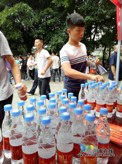 高考首日 潭酒人为泸州广大考生设点送水(图9) 高考首日 潭酒人为泸州广大考生设点送水(图9)