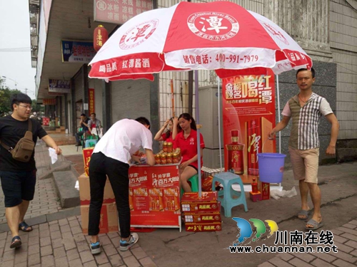 高考首日 潭酒人为泸州广大考生设点送水(图8) 高考首日 潭酒人为泸州广大考生设点送水(图8)