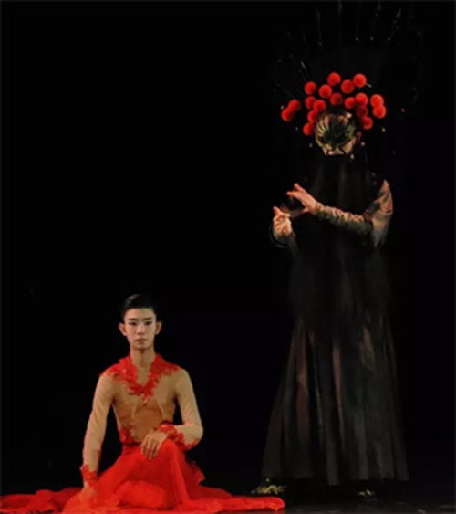 杨丽萍舞蹈《十面埋伏》泸州小伙反串演虞姬(图1) 杨丽萍舞蹈《十面埋伏》泸州小伙反串演虞姬(图1)