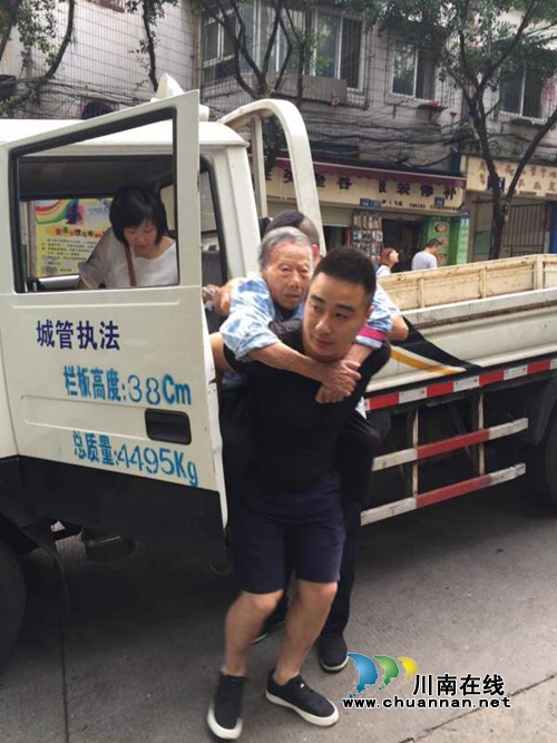 泸州老人街头跌倒受伤 城管出手协助送医(图1) 泸州老人街头跌倒受伤 城管出手协助送医(图1)