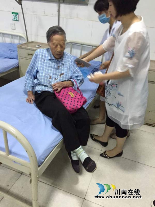 泸州老人街头跌倒受伤 城管出手协助送医(图2) 泸州老人街头跌倒受伤 城管出手协助送医(图2)