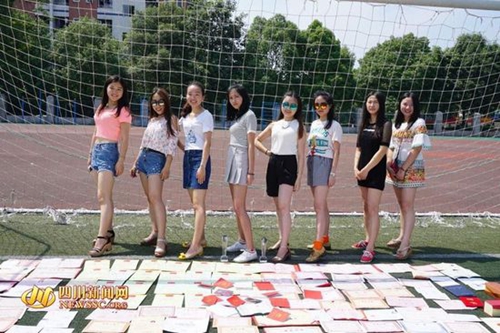 自贡:8位同寝室女生 大学期间考取130多张证(图1) 自贡:8位同寝室女生 大学期间考取130多张证(图1)