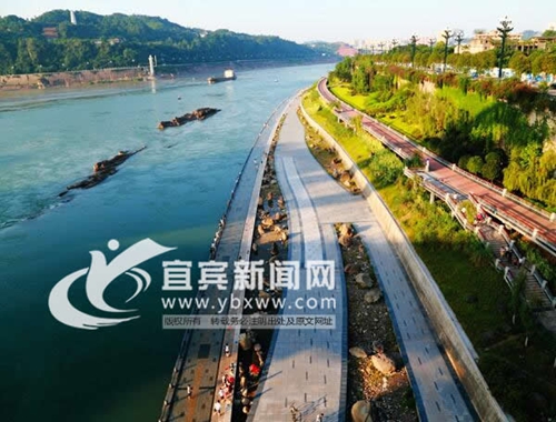 宜宾长江公园“万人戏水” 园方提醒“涨水了”(图1) 宜宾长江公园“万人戏水” 园方提醒“涨水了”(图1)