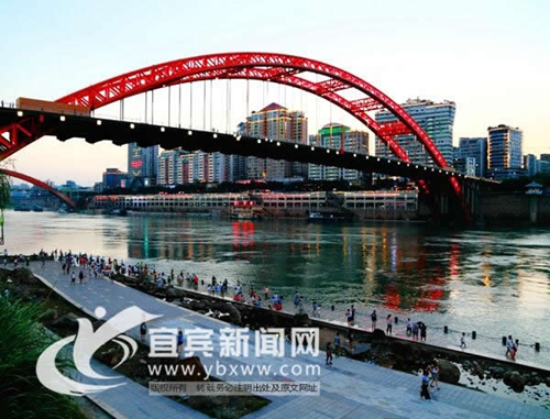 宜宾长江公园“万人戏水” 园方提醒“涨水了”(图2) 宜宾长江公园“万人戏水” 园方提醒“涨水了”(图2)