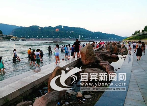 宜宾长江公园“万人戏水” 园方提醒“涨水了”(图3) 宜宾长江公园“万人戏水” 园方提醒“涨水了”(图3)