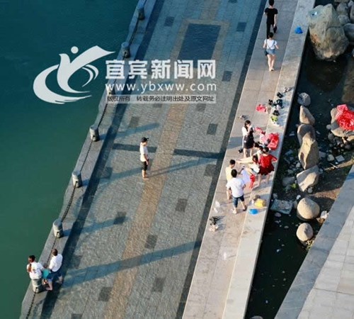 宜宾长江公园“万人戏水” 园方提醒“涨水了”(图4) 宜宾长江公园“万人戏水” 园方提醒“涨水了”(图4)