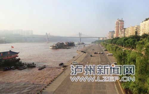 洪峰来了!泸州“飞机坝”停车场拟于14日关停(图1) 洪峰来了!泸州“飞机坝”停车场拟于14日关停(图1)
