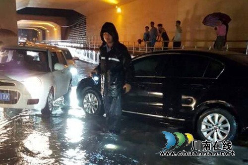 暴雨导致多车熄火 宜宾交警冒雨夜战排险(图3) 暴雨导致多车熄火 宜宾交警冒雨夜战排险(图3)