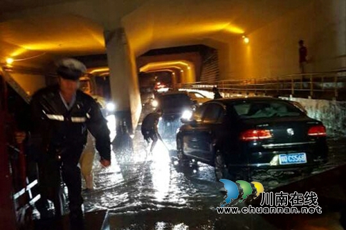 暴雨导致多车熄火 宜宾交警冒雨夜战排险(图2) 暴雨导致多车熄火 宜宾交警冒雨夜战排险(图2)