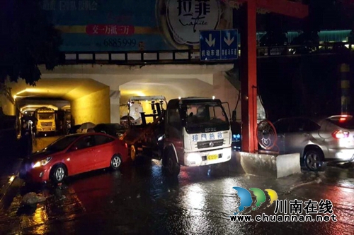 暴雨导致多车熄火 宜宾交警冒雨夜战排险(图6) 暴雨导致多车熄火 宜宾交警冒雨夜战排险(图6)