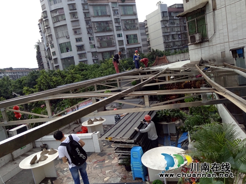 泸州红星街道：拆除二层违建彩钢棚近700平米(图1)