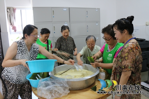 泸州麻柳湾社区组织志愿者为孤寡老人包粽子(图1)