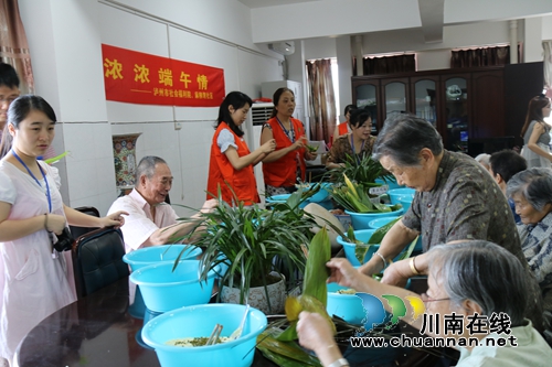 泸州麻柳湾社区组织志愿者为孤寡老人包粽子(图2)