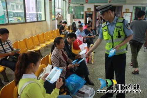 纳黔高交一大队强化端午节前客运站安全宣传(图2)