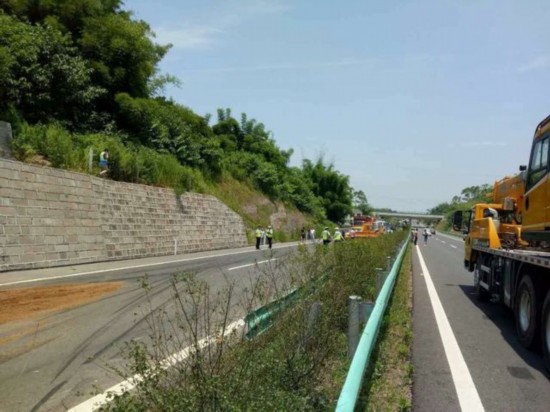 自隆高速自贡境内&nbsp;两货车相撞致1死1伤(图2)